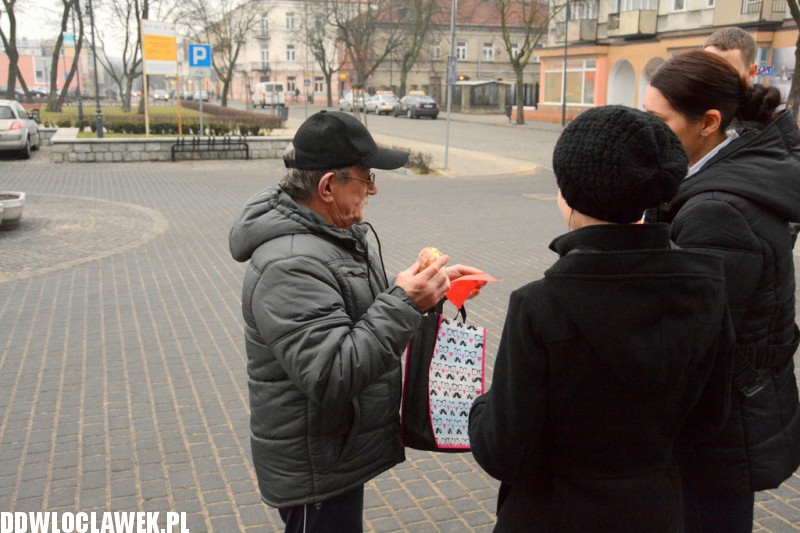 Studenci WSIiU rozdawali pączki włocławianom