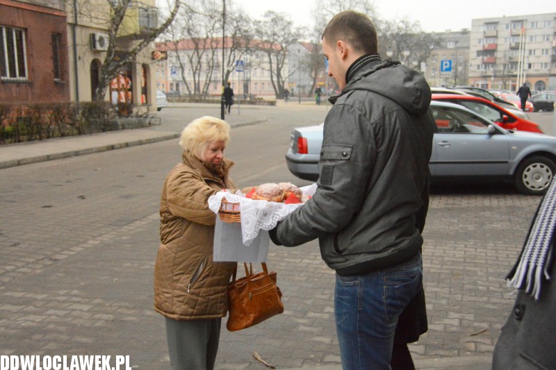 Studenci WSIiU rozdawali pączki włocławianom