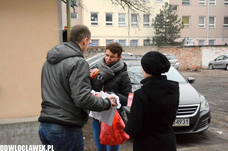 Studenci WSIiU rozdawali pączki włocławianom