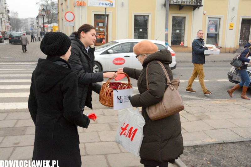 Studenci WSIiU rozdawali pączki włocławianom