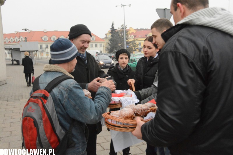Studenci WSIiU rozdawali pączki włocławianom