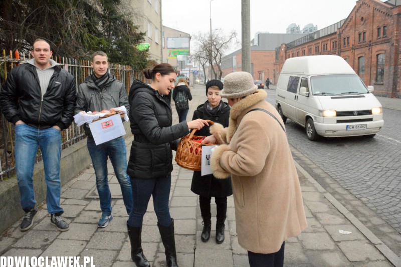 Studenci WSIiU rozdawali pączki włocławianom