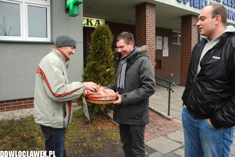 Studenci WSIiU rozdawali pączki włocławianom