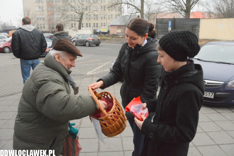 Studenci WSIiU rozdawali pączki włocławianom