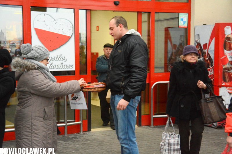 Studenci WSIiU rozdawali pączki włocławianom