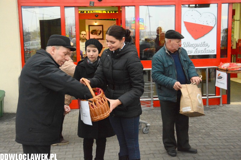 Studenci WSIiU rozdawali pączki włocławianom
