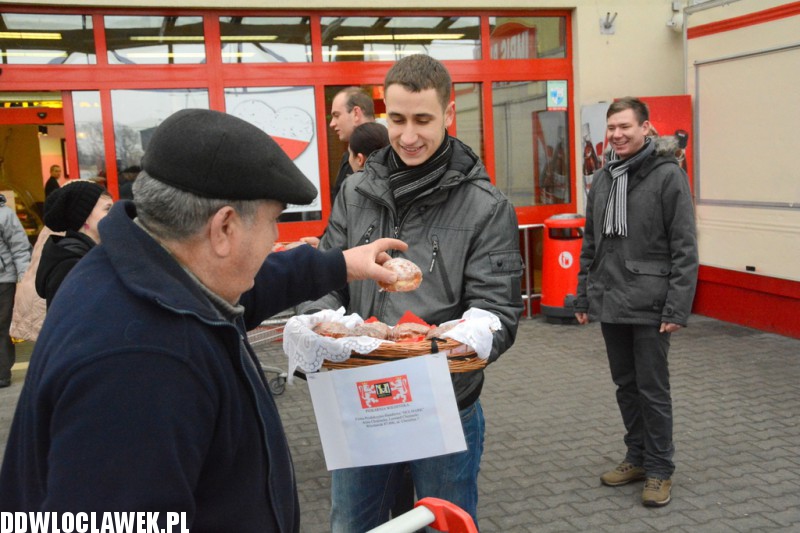 Studenci WSIiU rozdawali pączki włocławianom
