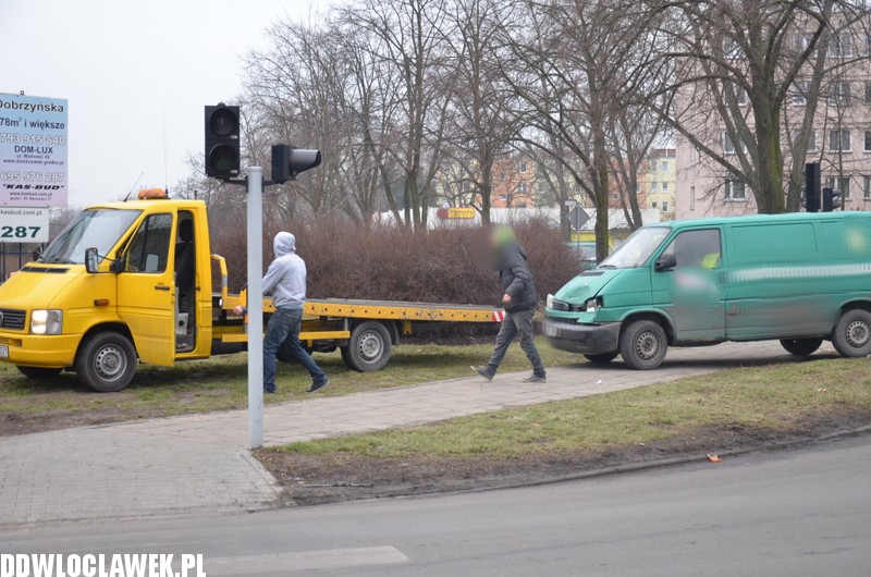 Radiowóz policyjny ściął latarnię
