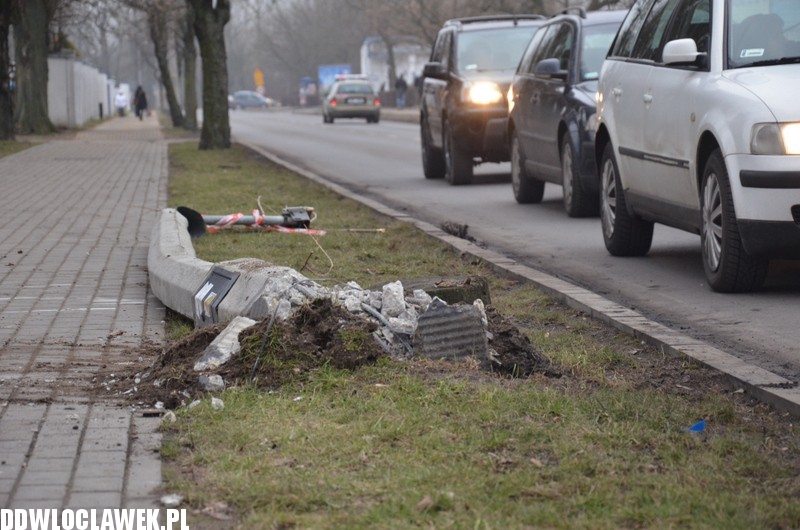 Radiowóz policyjny ściął latarnię