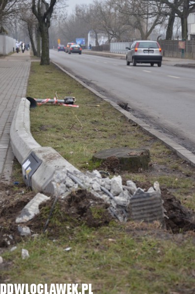 Radiowóz policyjny ściął latarnię