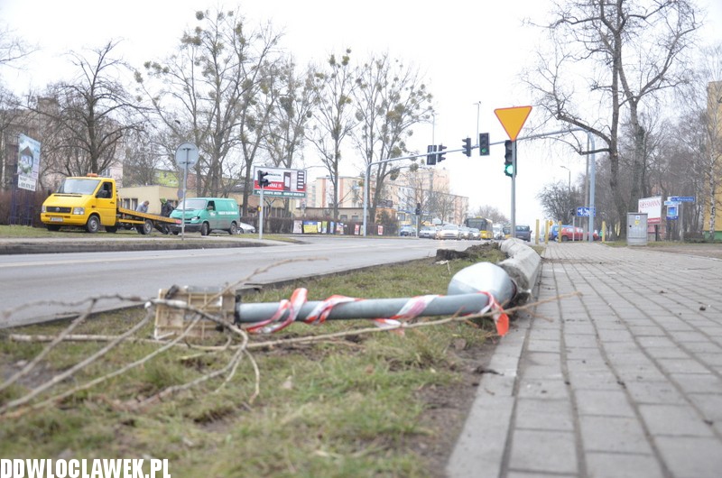 Radiowóz policyjny ściął latarnię