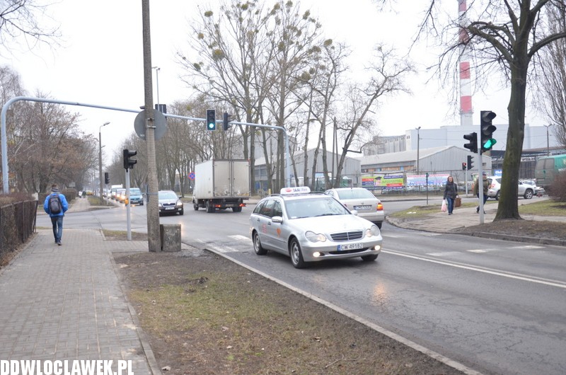 Radiowóz policyjny ściął latarnię