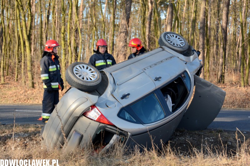 Dachowanie auta pod Włocławkiem