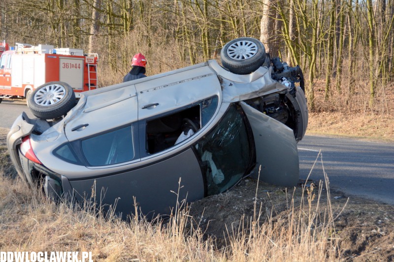 Dachowanie auta pod Włocławkiem