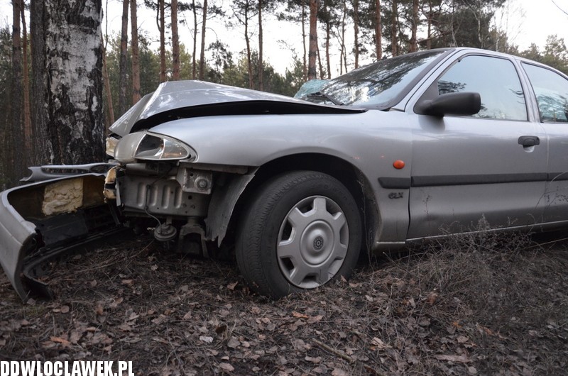 Auto uderzyło w drzewo na ul. Leśnej
