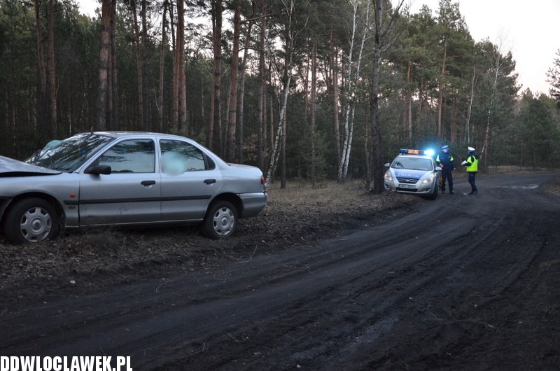 Auto uderzyło w drzewo na ul. Leśnej