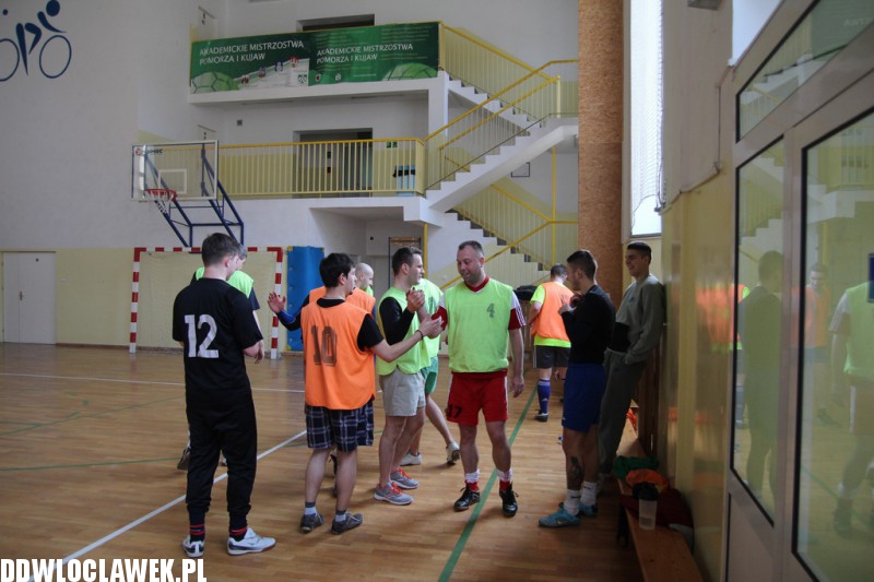 Studenci kontra absolwenci PWSZ
