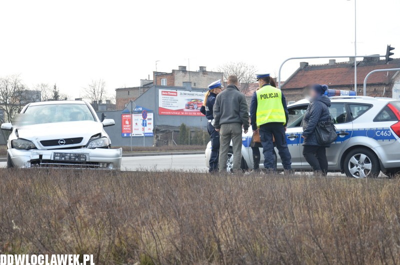 Kolizja na skrzyżowaniu Okrzei i Wroniej