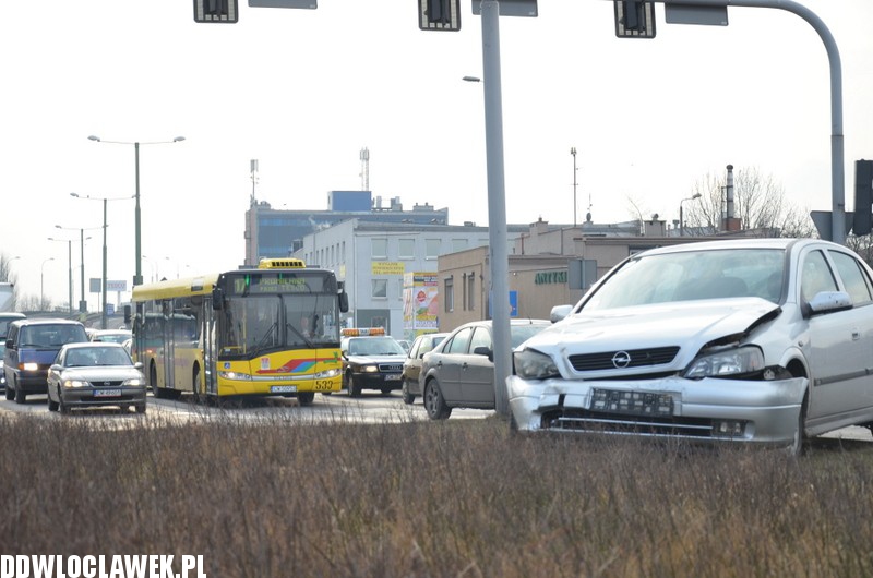 Kolizja na skrzyżowaniu Okrzei i Wroniej