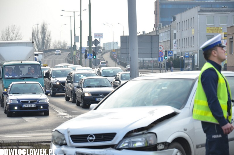 Kolizja na skrzyżowaniu Okrzei i Wroniej