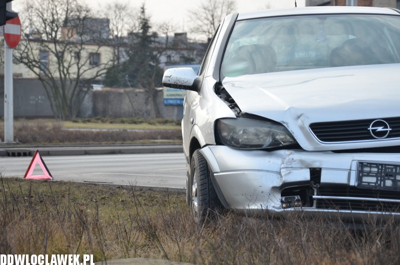 Kolizja na skrzyżowaniu Okrzei i Wroniej