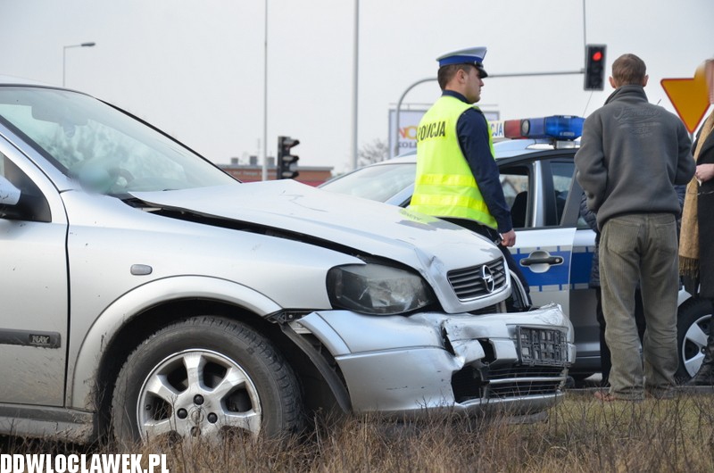 Kolizja na skrzyżowaniu Okrzei i Wroniej