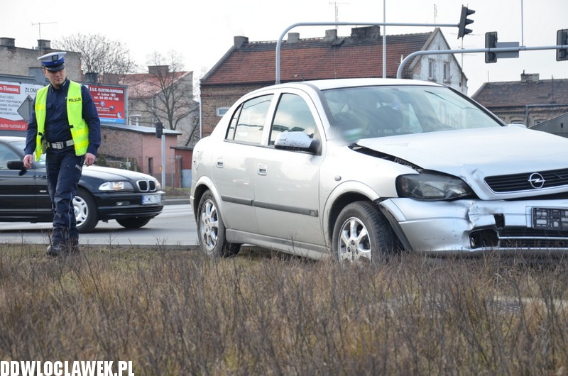 Kolizja na skrzyżowaniu Okrzei i Wroniej
