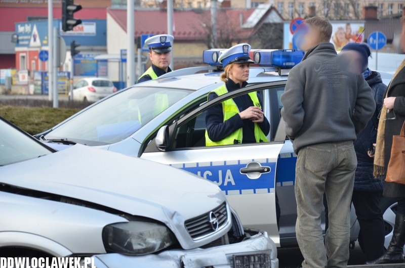 Kolizja na skrzyżowaniu Okrzei i Wroniej