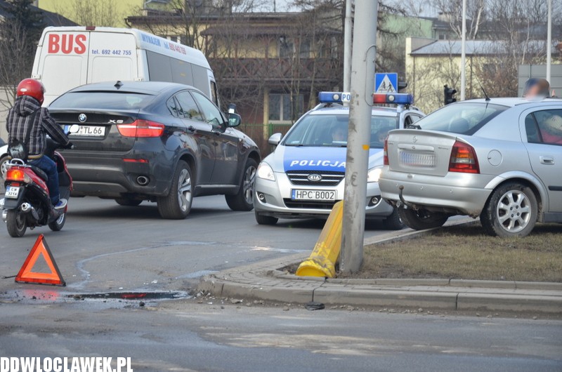 Kolizja na skrzyżowaniu Okrzei i Wroniej