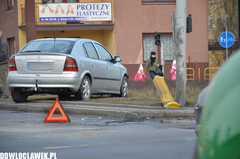 Kolizja na skrzyżowaniu Okrzei i Wroniej