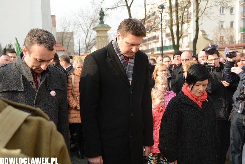 Odsłonięcie pomnika przy klasztorze