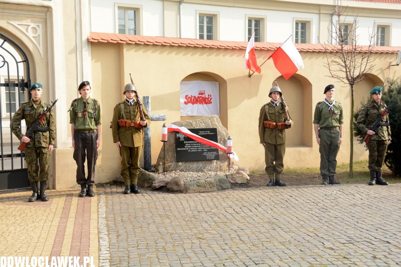 Odsłonięcie pomnika przy klasztorze