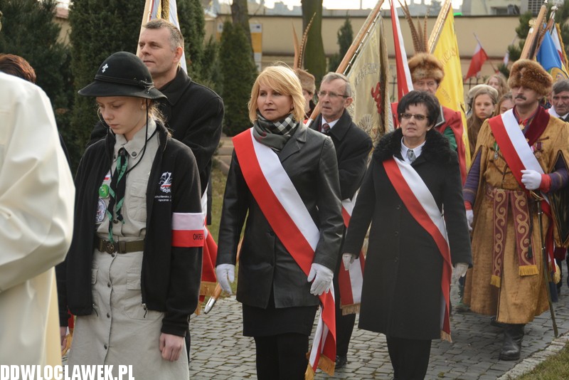 Odsłonięcie pomnika przy klasztorze