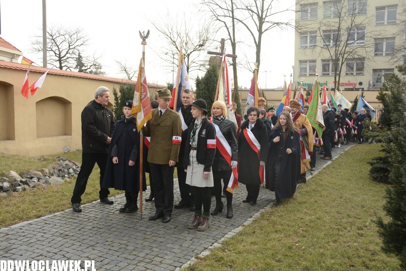 Odsłonięcie pomnika przy klasztorze