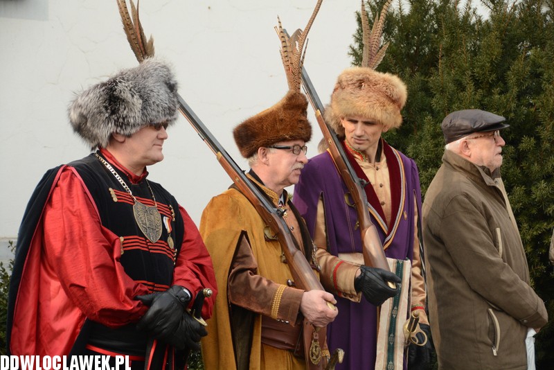 Odsłonięcie pomnika przy klasztorze