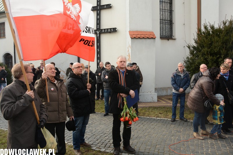 Odsłonięcie pomnika przy klasztorze