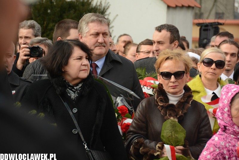 Odsłonięcie pomnika przy klasztorze