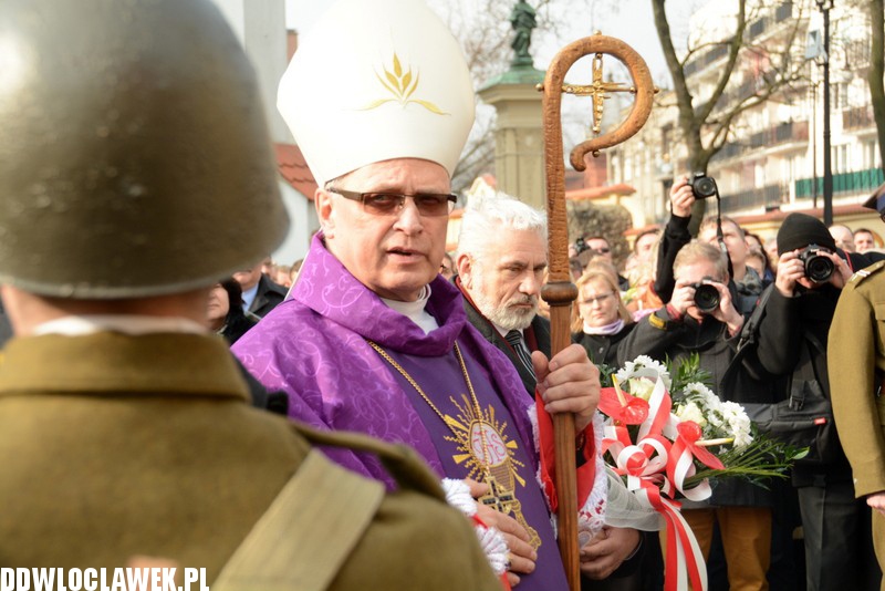 Odsłonięcie pomnika przy klasztorze