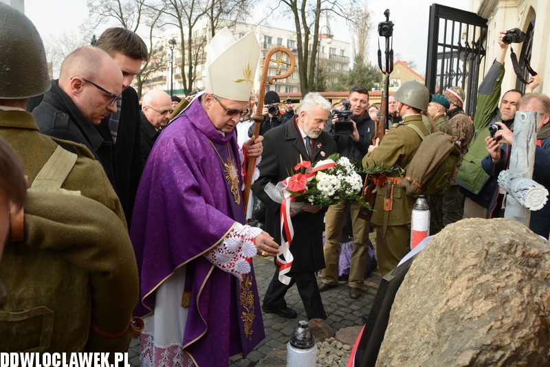 Odsłonięcie pomnika przy klasztorze