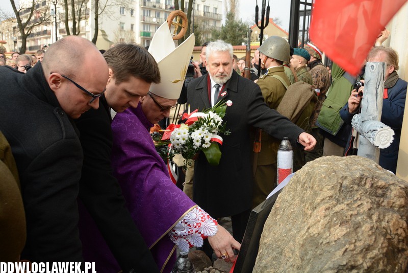 Odsłonięcie pomnika przy klasztorze