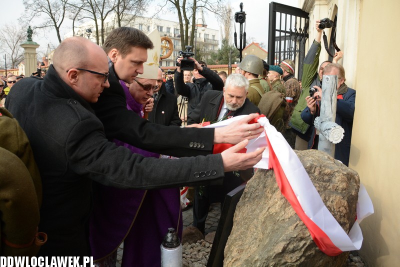 Odsłonięcie pomnika przy klasztorze