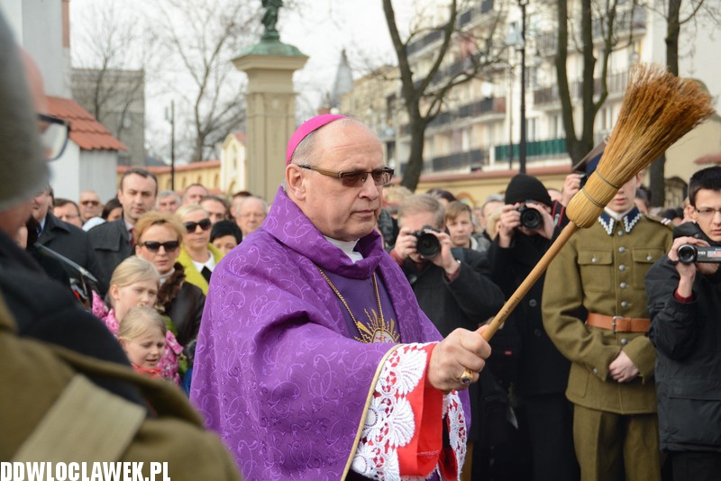 Odsłonięcie pomnika przy klasztorze