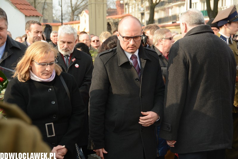 Odsłonięcie pomnika przy klasztorze
