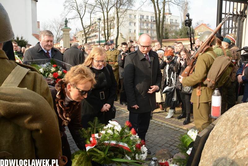 Odsłonięcie pomnika przy klasztorze