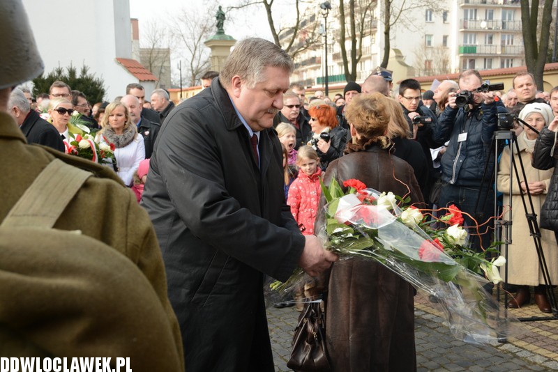 Odsłonięcie pomnika przy klasztorze