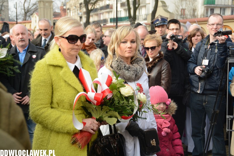 Odsłonięcie pomnika przy klasztorze