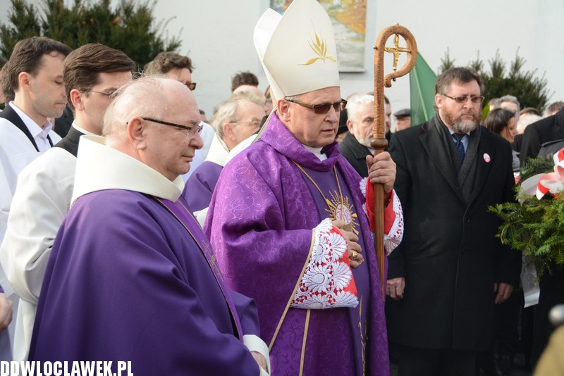 Odsłonięcie pomnika przy klasztorze