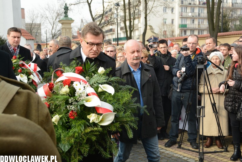 Odsłonięcie pomnika przy klasztorze
