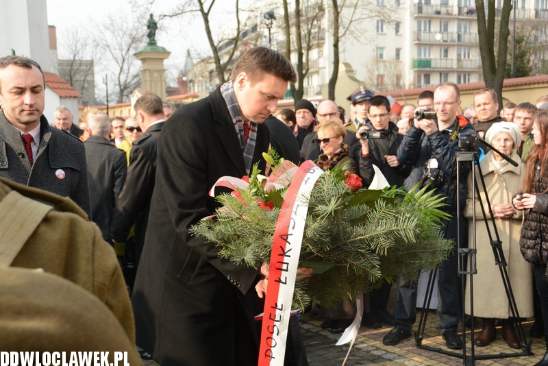Odsłonięcie pomnika przy klasztorze