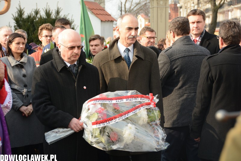 Odsłonięcie pomnika przy klasztorze